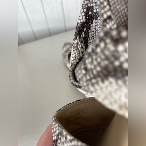 A Rider Girl Women’s snake print cutout booties Size 8 Back Zip Knotted Gray - Picture 6 of 6